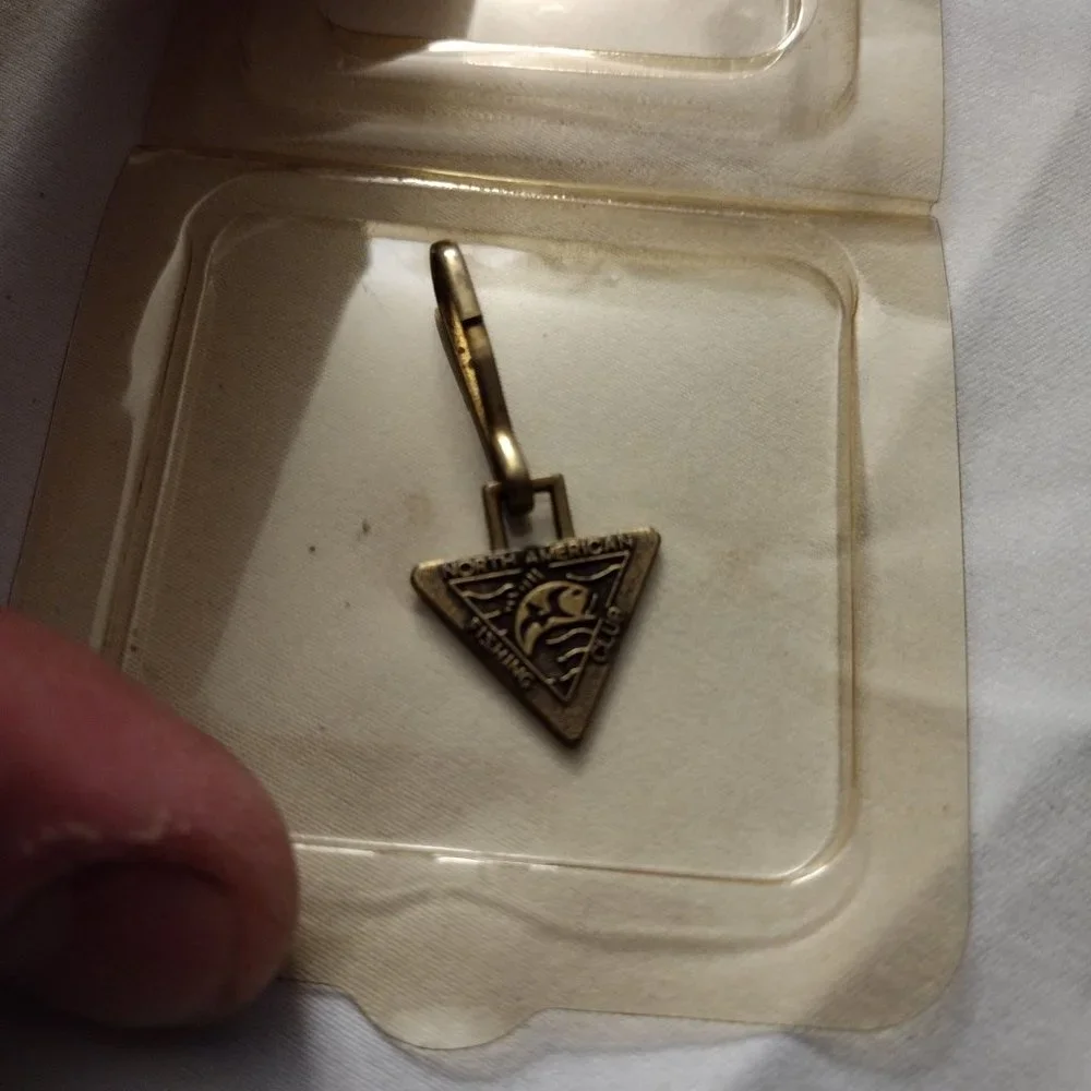 VINTAGE North American Fishing Club Pendant /w Clip zipper pull charm